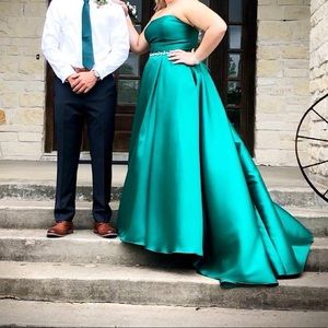 Size 20 jovani gown with sparkle belt and top outline in green worn once